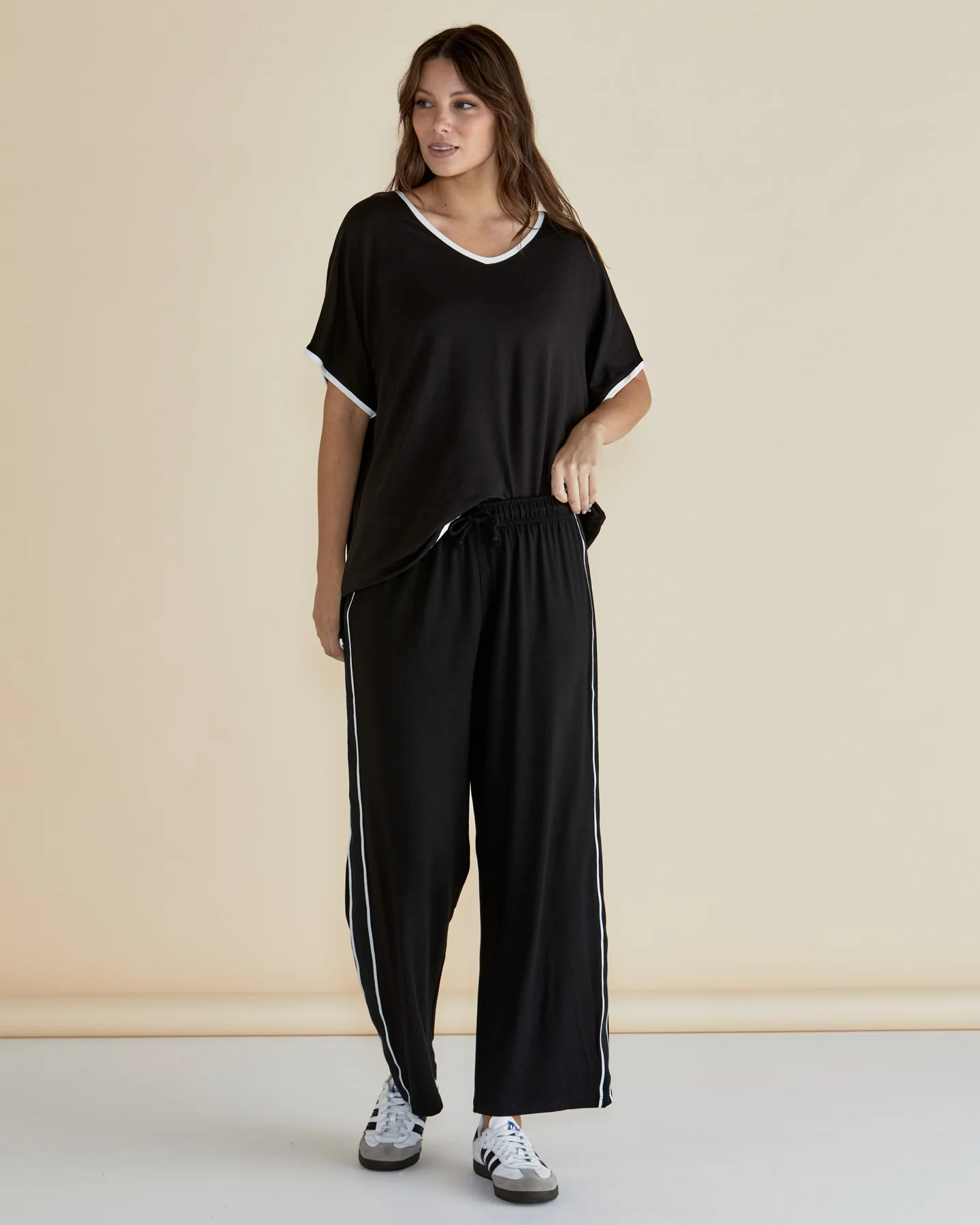 CLARA TEE - Black - Image 2